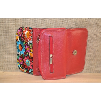 Portfel torebka skórzana czerwona z kwiatowym kolorowym haftem .